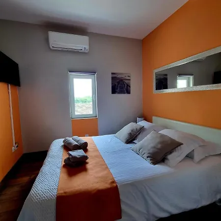 Alyzea D'hotes Reservee Aux Adultes