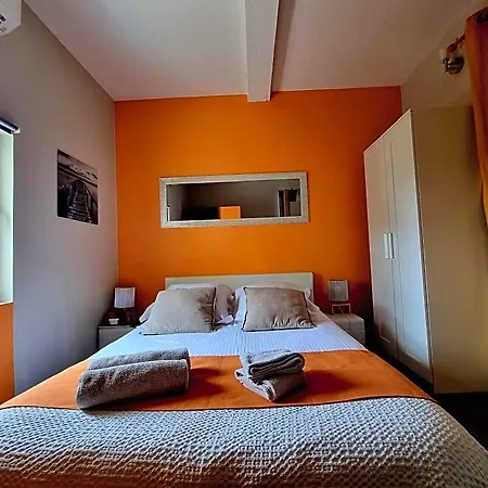 Alyzea D'hotes Reservee Aux Adultes Bed and Breakfast 4*