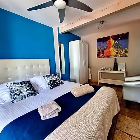 Alyzea D'hotes Reservee Aux Adultes Bed and Breakfast 4*