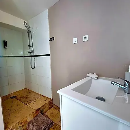 Alyzea D'hotes Reservee Aux Adultes Bed and Breakfast